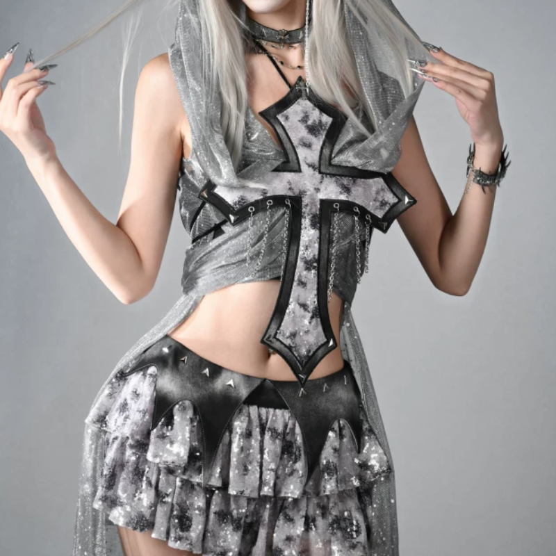 Metal chain halter self tie rivet applique top