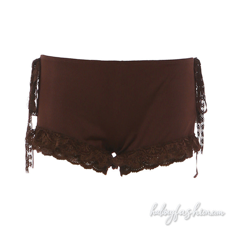 Lace hem ribbed medium rise short pant