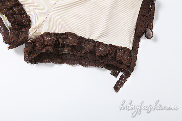 Lace hem ribbed medium rise short pant