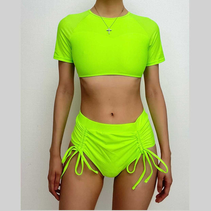 Qısa qollu, bərk ipli, büzməli bikini mayo