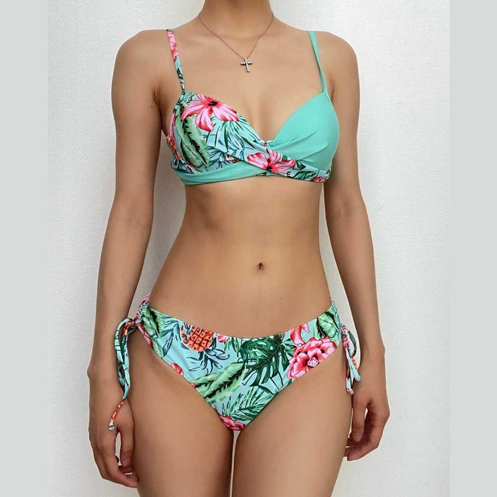 Kayan wanka na bikini mai ɗaure da kai, an yi masa fenti mai kama da fure, an yi masa ado da lace ...