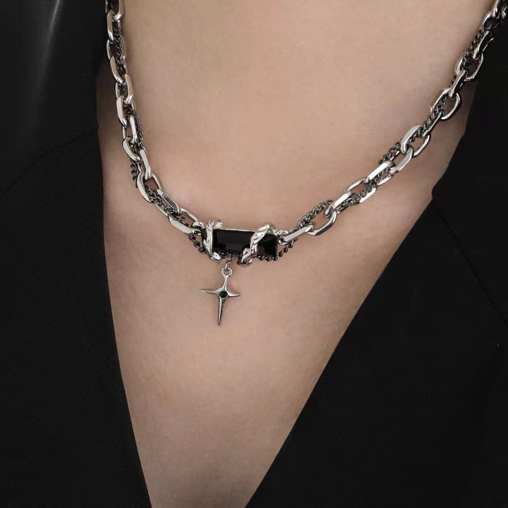 Collier à chaînes superposées avec pendentif en forme de croix