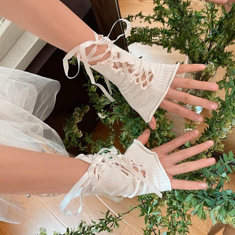 Ruffle lace up solid gloves