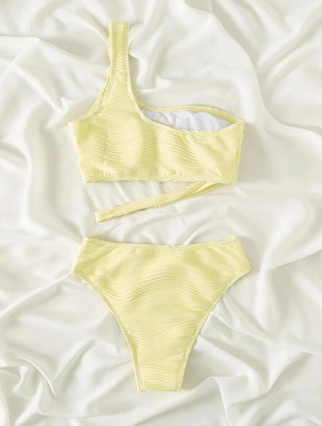 Kayan ninkaya na bikini na ƙafa ɗaya mai ƙarfi wanda ba shi da tsari a kafaɗa ɗaya