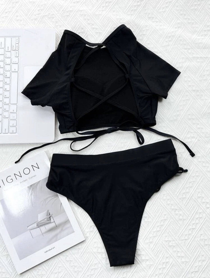 Qısa qollu, bərk ipli, büzməli bikini mayo