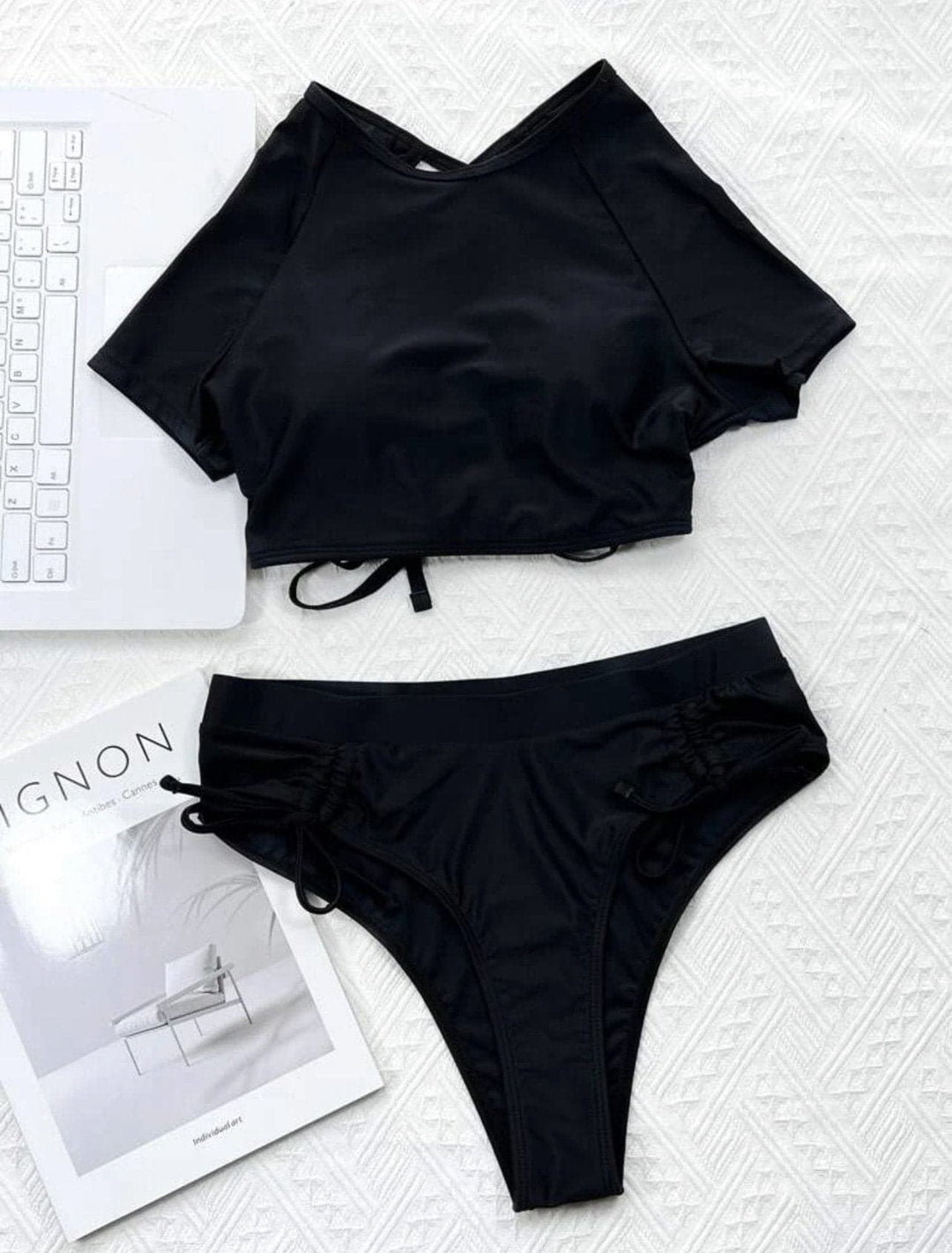 Qısa qollu, bərk ipli, büzməli bikini mayo